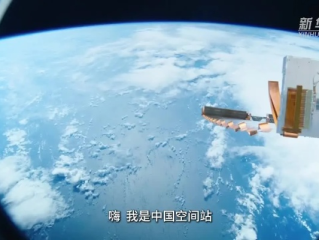 穿越时空的奇妙邂逅，游客在新疆胡杨林目睹中国空间站