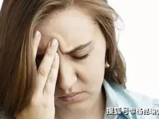 屏幕之痛，女子长期盯屏幕导致眼睛痛到无法睁开