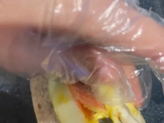 浙江顾客在网红汉堡中吃出刀片，食品安全问题再次引发关注