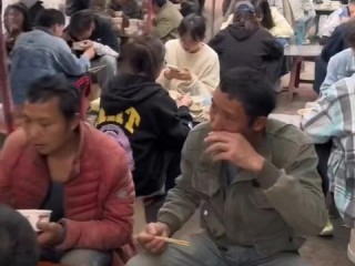 16小时动车盒饭58元引发的乘客吐槽与消费反思