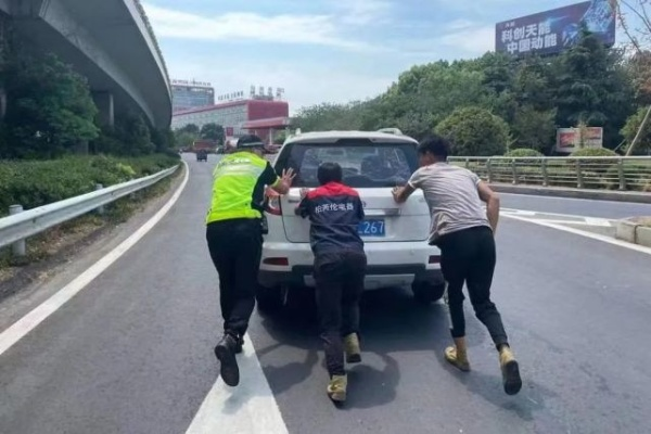 高速路上的铁架英雄，80斤铁架徒手拖走，责任与英勇并存的平凡英雄